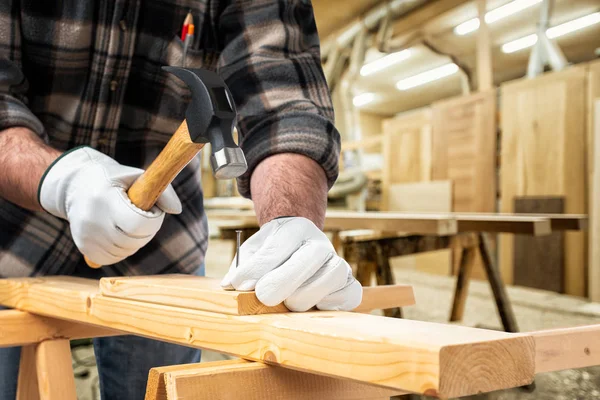 Falegname al lavoro su tavole di legno. Falegnameria . — Foto Stock