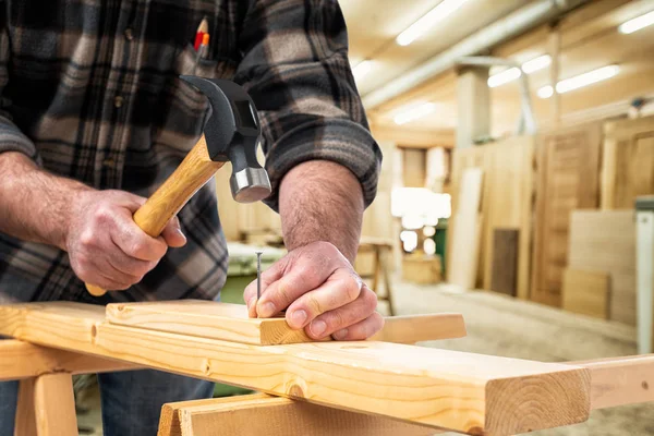 Snickare på arbetet på träskivor. Snickeri. — Stockfoto