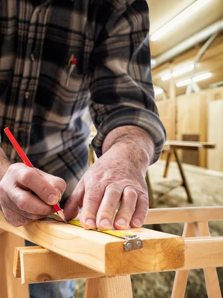 Tesař pracuje na dřevěných prknech. Tesařství. — Stock fotografie