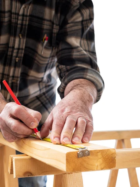 Falegname al lavoro su tavole di legno. Falegnameria . — Foto Stock