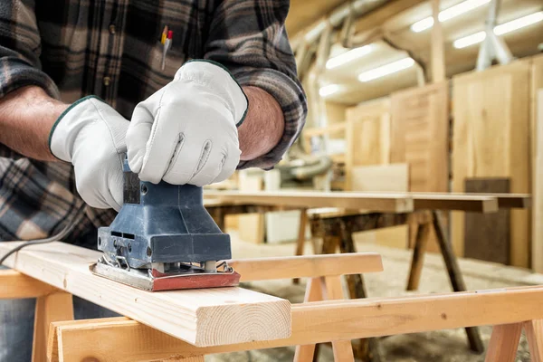 Tesař pracuje na dřevěných prknech. Tesařství. — Stock fotografie