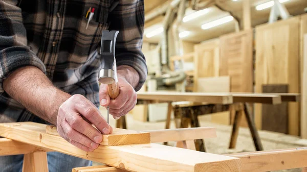 Snickare på arbetet på träskivor. Snickeri. — Stockfoto