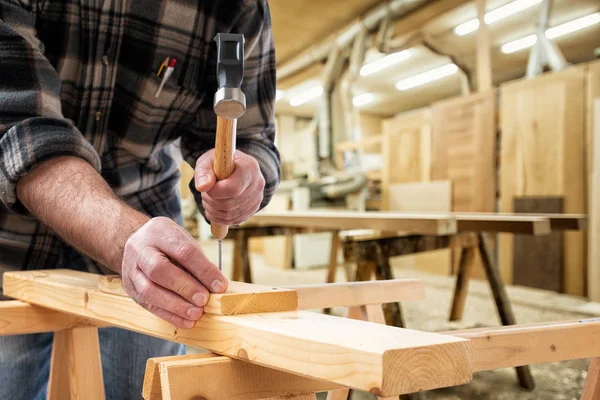 Snickare på arbetet på träskivor. Snickeri. — Stockfoto