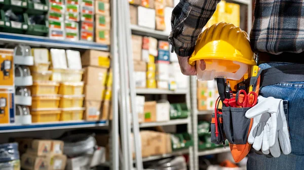 Electricista Tienda Componentes Eléctricos Sostiene Casco Las Gafas Mano Industria — Foto de Stock