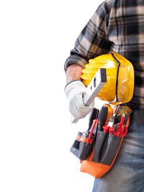 Elektrikçi, koruyucu gözlüklü kaskı elinde tutuyor. İnşaat endüstrisi, elektrik sistemi. Beyaz bir arkaplanda izole edilmiş.