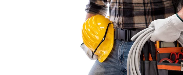 Elektrikçi, koruyucu gözlüklü bir kaskla elektrik kablosunu elinde tutuyor. İnşaat endüstrisi, elektrik sistemi. Beyaz bir arkaplanda izole edilmiş.