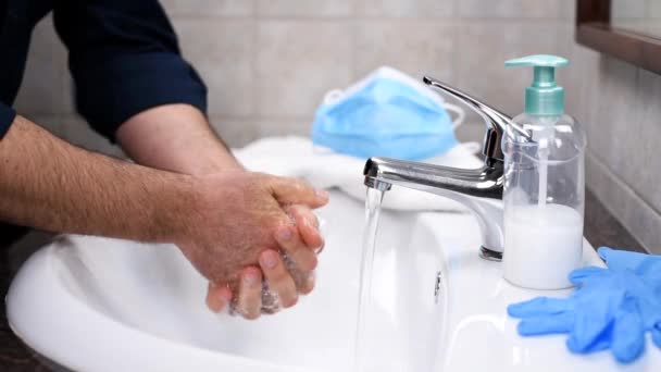 Förebyggande Coronavirus Handtvätt Med Varmt Tvålvatten Användning Mask Och Handskar — Stockvideo