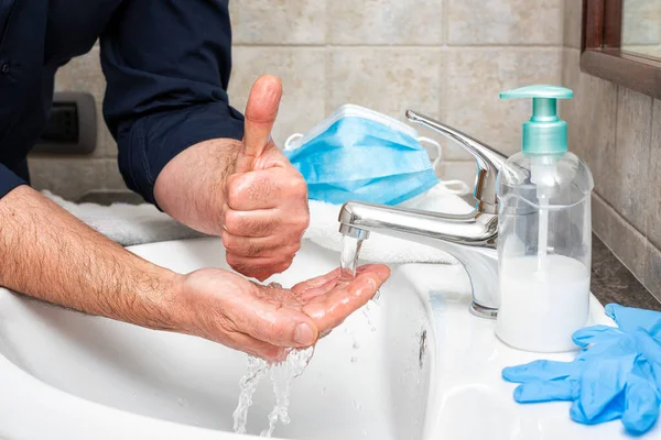 Coronavirus Prävention Händewaschen Mit Heißem Seifenwasser Stoppt Die Infektion Durch lizenzfreie Stockbilder