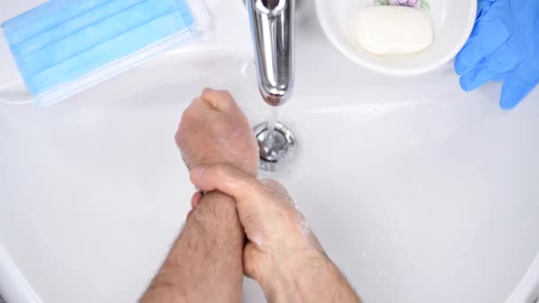 Förebyggande Coronavirus Handtvätt Med Varmt Tvålvatten Användning Mask Och Handskar — Stockvideo