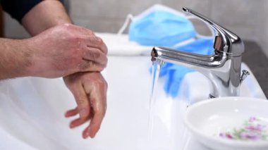 Coronavirus önleme. Sıcak sabunlu suyla el yıkama, maske ve eldiven kullanımı Covid-19 enfeksiyonunu durdurur. Kişisel hijyen. Görüntü.