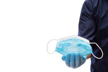 Coronavirus önleme. Elleri, Covid-19 enfeksiyonunu önlemek için cerrahi maske tutan lateks eldivenlerle korunuyor. Sağlığa. Beyaz arkaplanda izole.