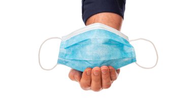 Coronavirus önleme. Covid-19 enfeksiyonunu önlemek için bir cerrahi maske tutuyor. Sağlığa. Beyaz arkaplanda izole.