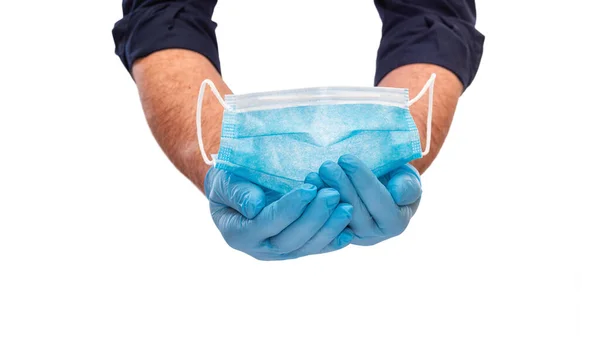 验尸官的预防用乳胶手套保护的手提供了一个外科口罩 以防止Covid 19感染 因白人背景而被隔离 — 图库照片