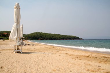 Plaj sandalyeleri ve şemsiye