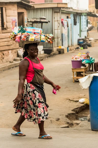 Afrikalı kadın gönder çay