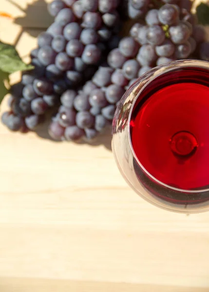 桌子上的红葡萄酒 — 图库照片