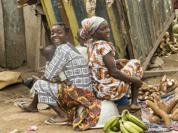 Африканские женщины на рынке — стоковое фото