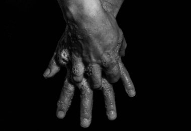 Ellerini sabunla yıka, dezenfekte et ve siyah beyaz fotoğrafla temizle..