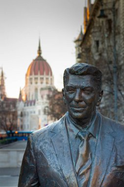 Ronald Reagan 'ın Budapeşte' deki heykeli, parlamento ve Amerikan büyükelçiliğinin yanında, Macar başkentine yaptığı ziyaretin anısına.
