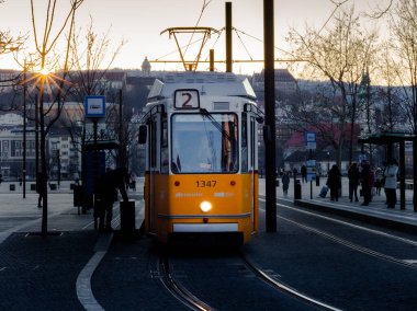 Budapeşte 'de toplu taşıma aracı olarak kullanılan sarı tramvay.