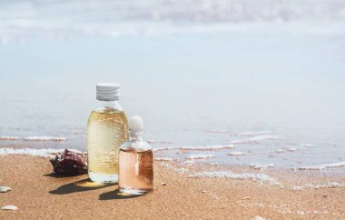 Deniz dalgalarında yağ özü ve kabuk ile Şişeler. Spa ve wel