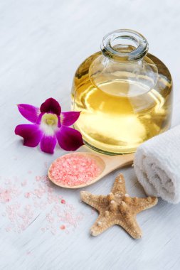 Spa ve sağlıklı yaşam ayarı ile deniz tuzu, yağı özü, çiçek ve