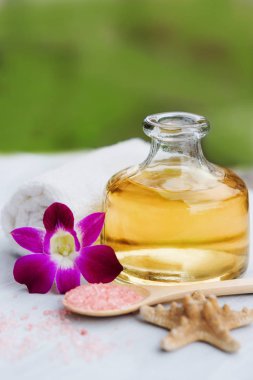 Spa ve sağlıklı yaşam ayarı ile deniz tuzu, yağı özü, çiçek ve
