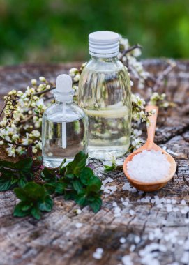 Spa ve sağlıklı yaşam ayarı ile deniz tuzu, yağı özü, çiçek ve