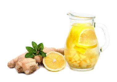 Zencefil çay limon, zencefil kökü ve beyaz zemin üzerine nane