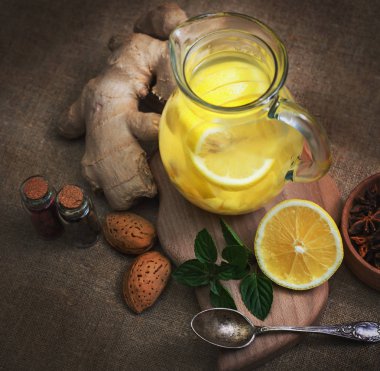 Zencefil çay limon, zencefil kökü ve rustik zemin üzerine nane