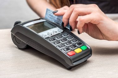 Kredi kartı veya banka kartı şifre ödemesi. Müşteri eli giriyor