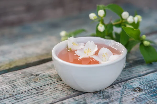 Spa e benessere con sale marino, essenza di olio, flusso di gelsomini — Foto Stock