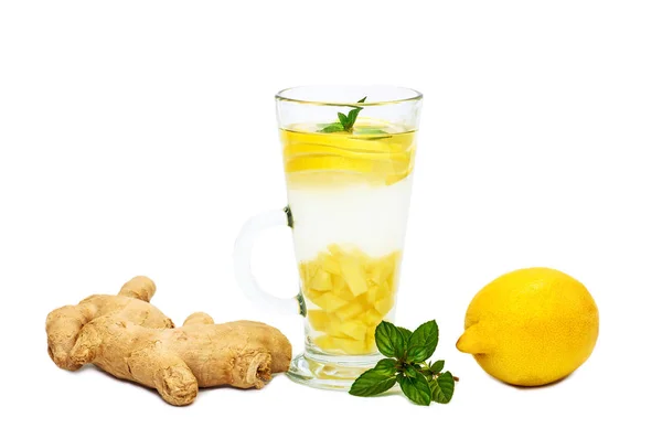 Tè allo zenzero con limone, radice di zenzero e menta su sfondo bianco — Foto Stock
