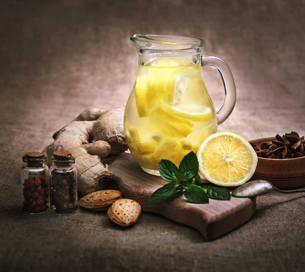 Ingefära te med citron, ingefära och mynta på rustika bakgrund — Stockfoto