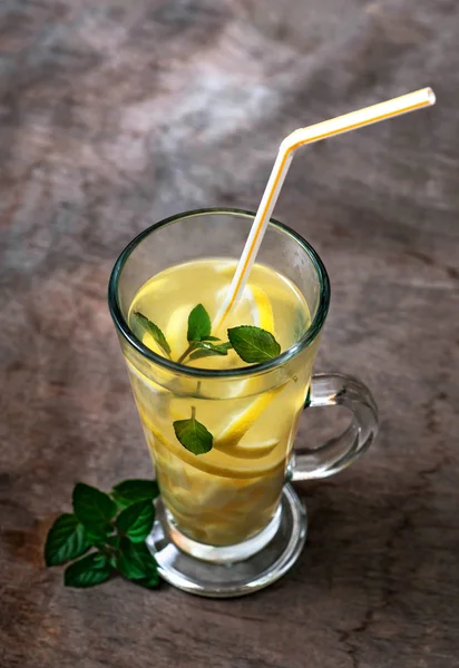 Tè allo zenzero con limone, radice di zenzero e menta su sfondo rustico — Foto Stock