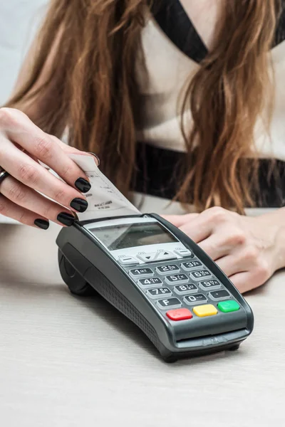 Pago con contraseña de tarjeta de crédito o débito. La mano del cliente está entrando —  Fotos de Stock