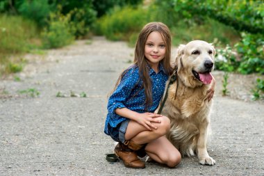 Küçük kız kırsal bölgelerde büyük köpeğiyle oynuyor. 