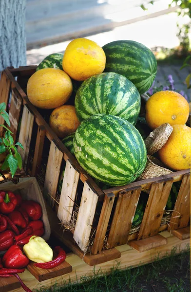 Fruit and vegetable stall at market — Stock Photo, Image