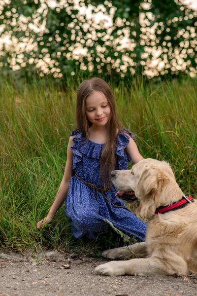 Little girl playing with her big dog outdoors in rural areas in — Stock Photo, Image