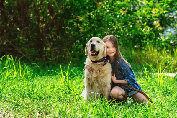 Little girl playing with her big dog outdoors in rural areas in — Stock Photo, Image