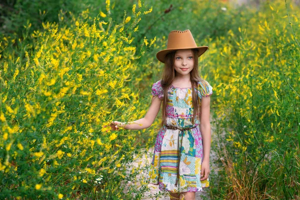 Söt liten flicka koppla av utomhus på sommarsemester. — Stockfoto