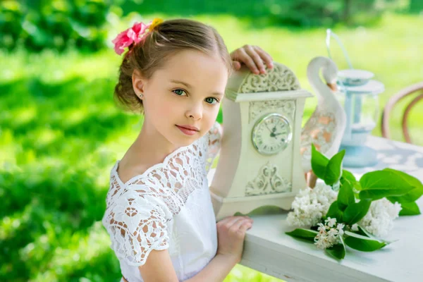 Petite fille souriante avec une grande horloge. Personnes, gestion du temps et — Photo
