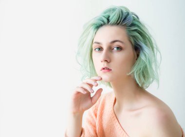 çekici bir genç model yeşil saçları ve gözleri l ile portresi