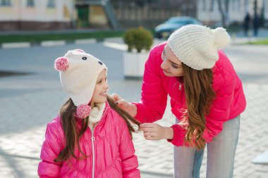 Şehirde yürüyen iki kız..  
