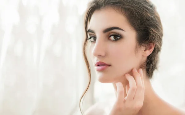 Modelo de beleza com maquiagem e pele fresca está posando frente do — Fotografia de Stock