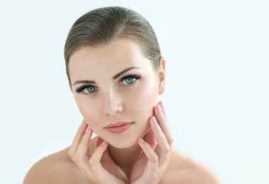 Mükemmel Taze Cilt ve Uzun Kirpikler ile Güzellik Modeli. 