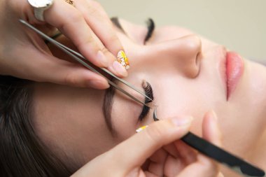 Mükemmel Taze Cilt ve Uzun Kirpikler ile Güzellik Modeli. 