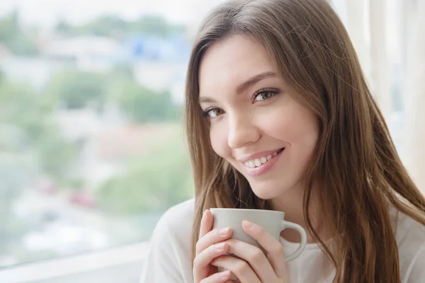 Fiatal nő csésze kávéval vagy teával. — Stock Fotó