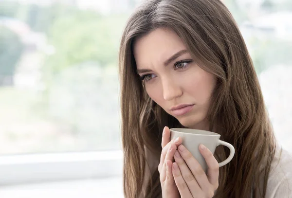 Fiatal nő csésze kávéval vagy teával. — Stock Fotó