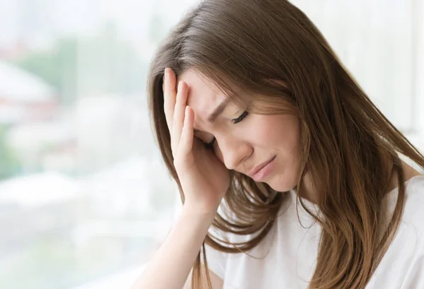 Jonge triest vrouw. — Stockfoto